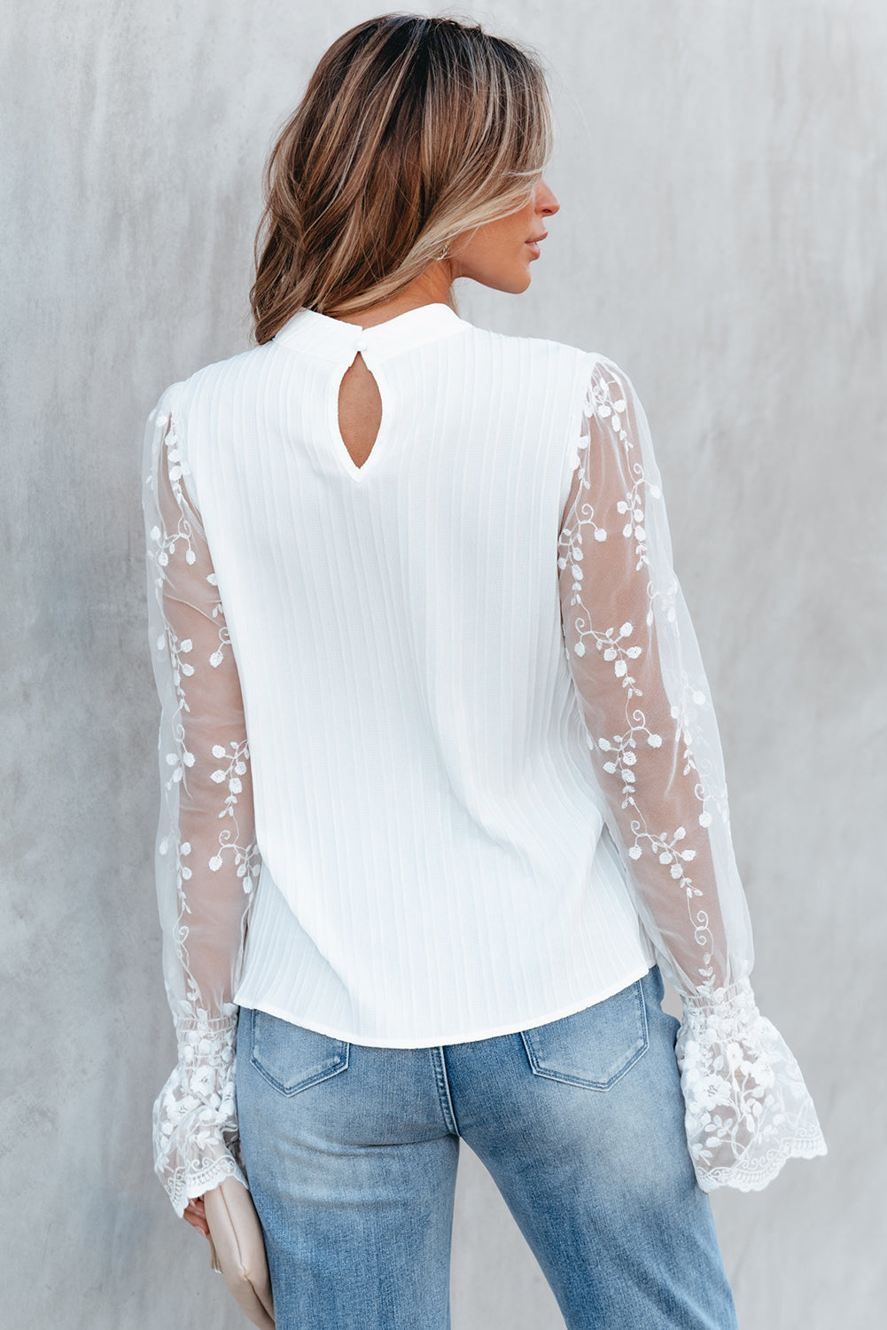 Blusa texturizada con cuello simulado y manga de encaje en contraste blanca