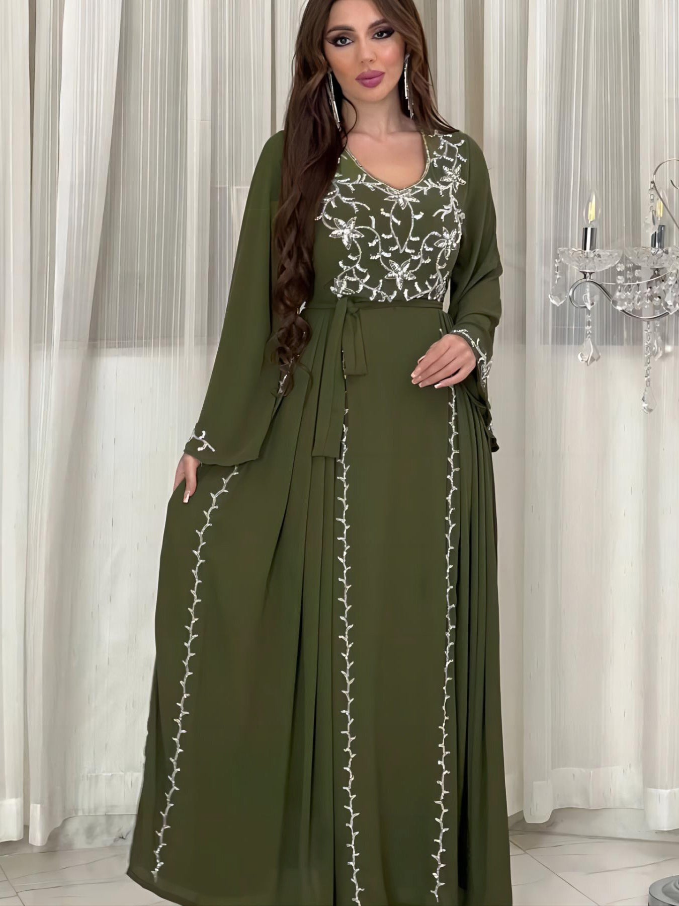 Robe élégante avec appliques brodées pour dîner de fête