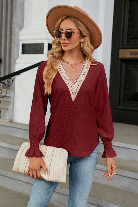 Blusa con cuello en V y mangas con volantes