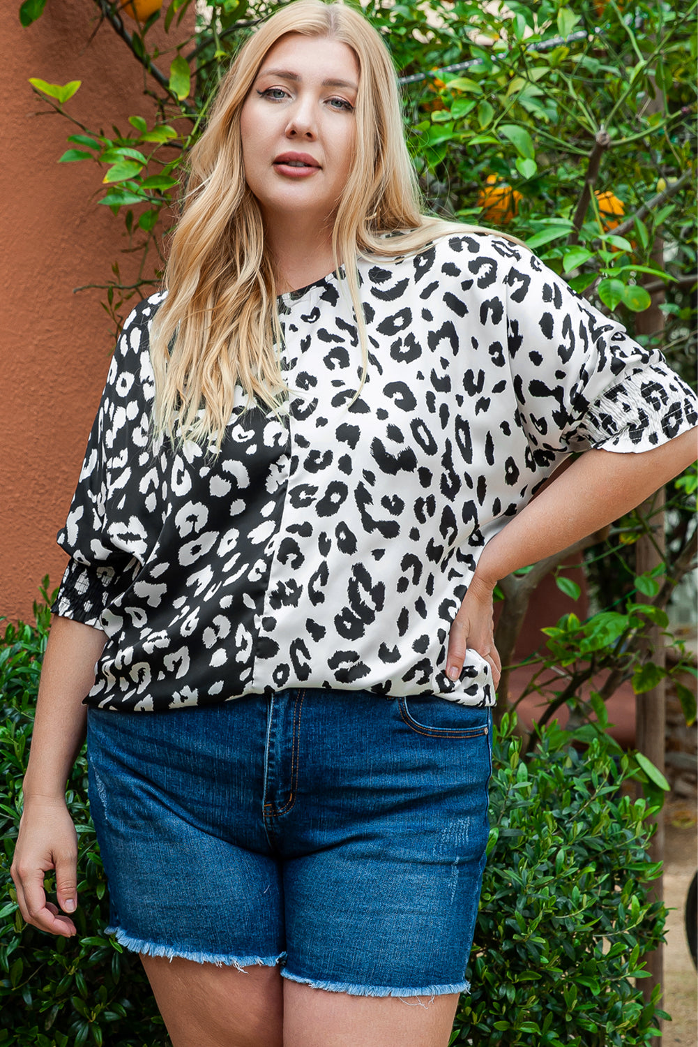 Blusa negra de media manga con estampado de leopardo en contraste de talla grande