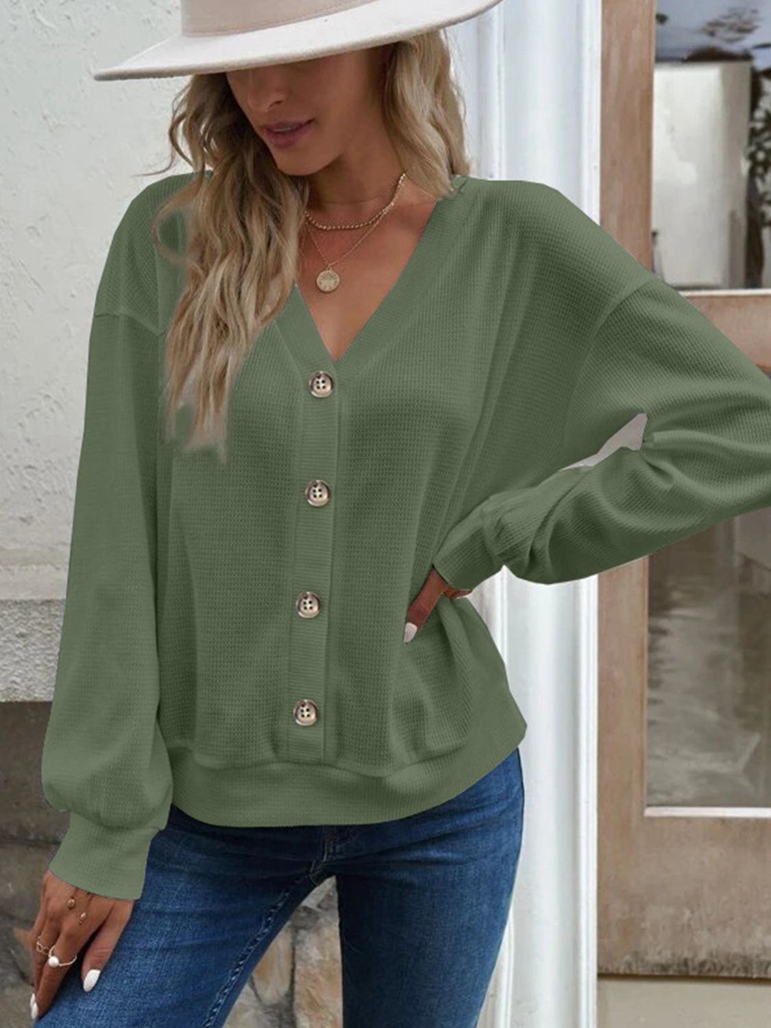 Blusa con hombros caídos y cuello en V