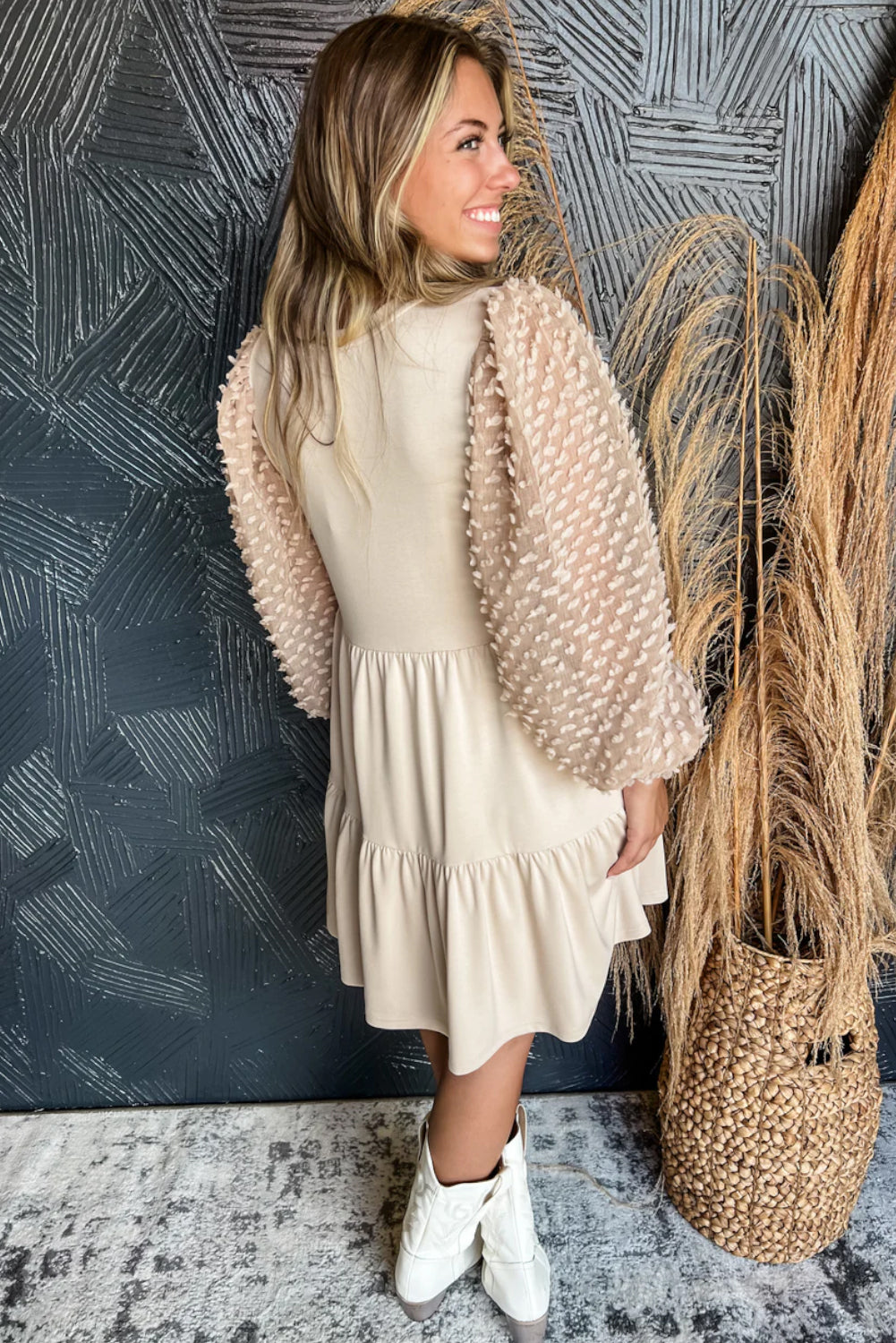 Vestido evasé con gradas y mangas abullonadas con adornos en beige