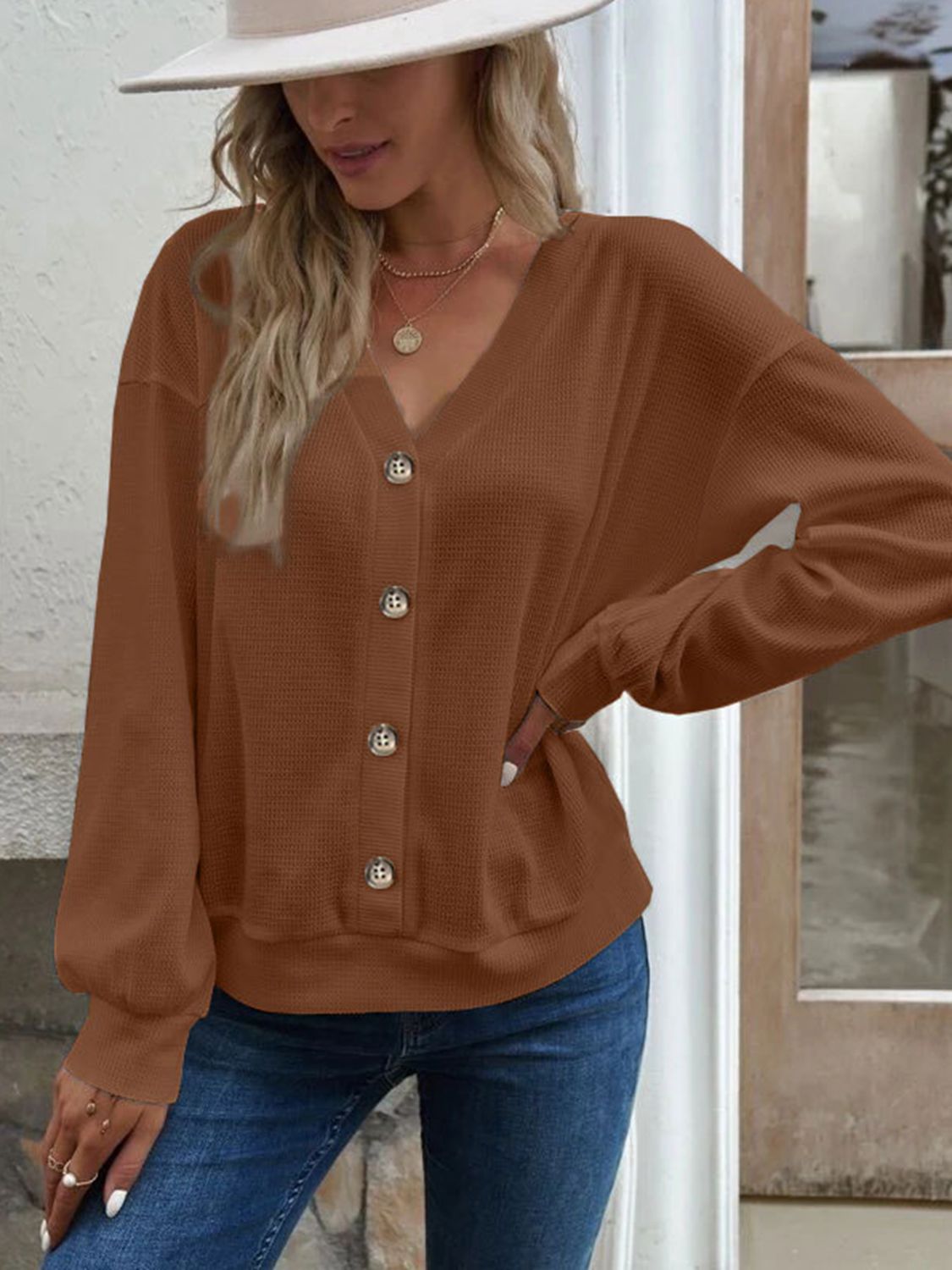 Blusa con hombros caídos y cuello en V