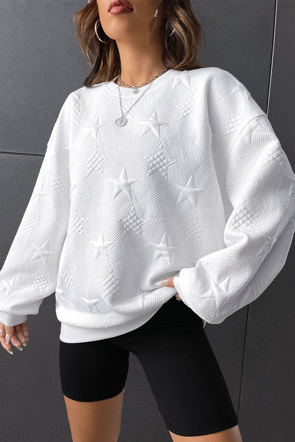 Sudadera con hombros caídos y textura en relieve de estrella blanca