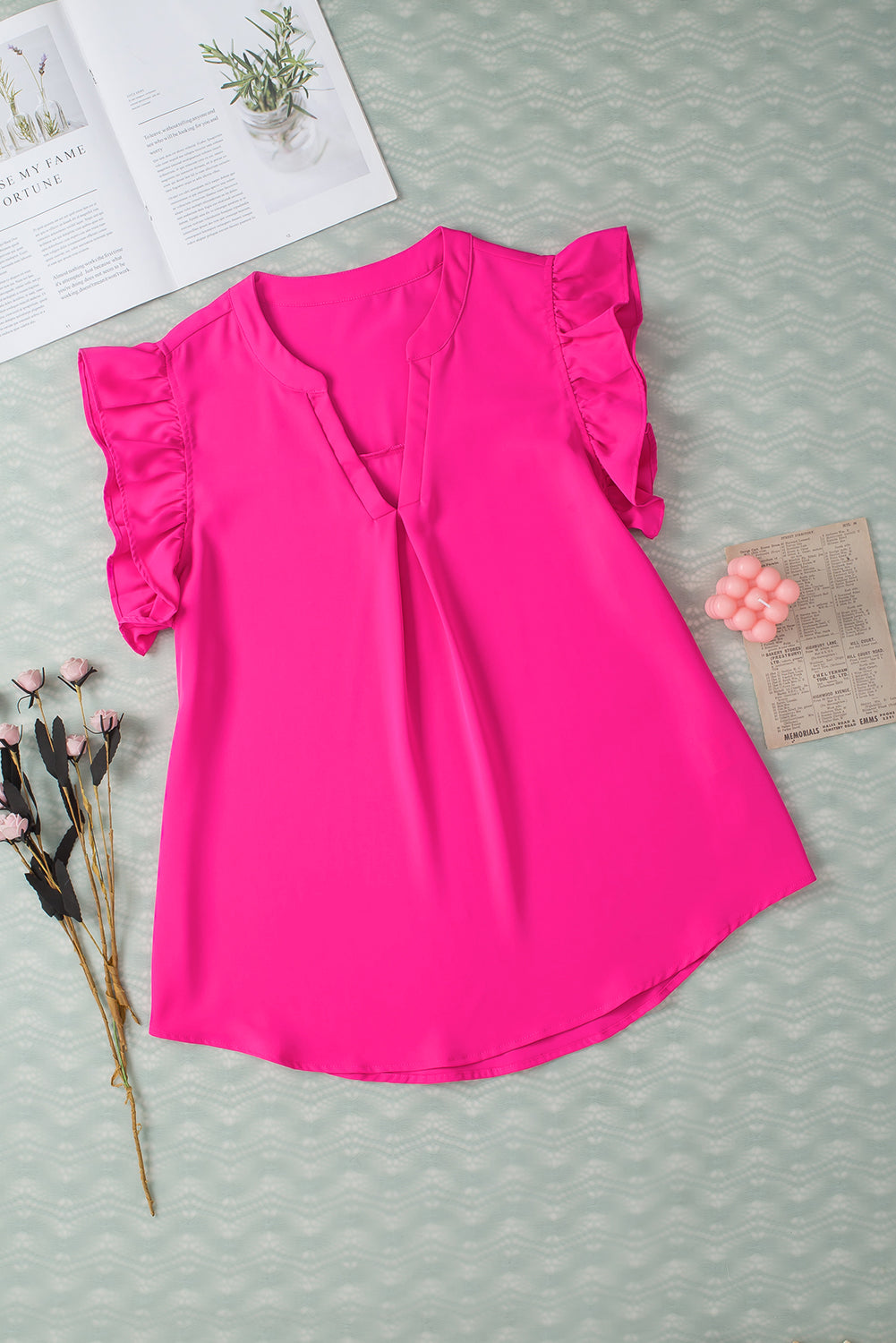 Blusa con mangas con volantes y cuello con muescas en rojo rosa