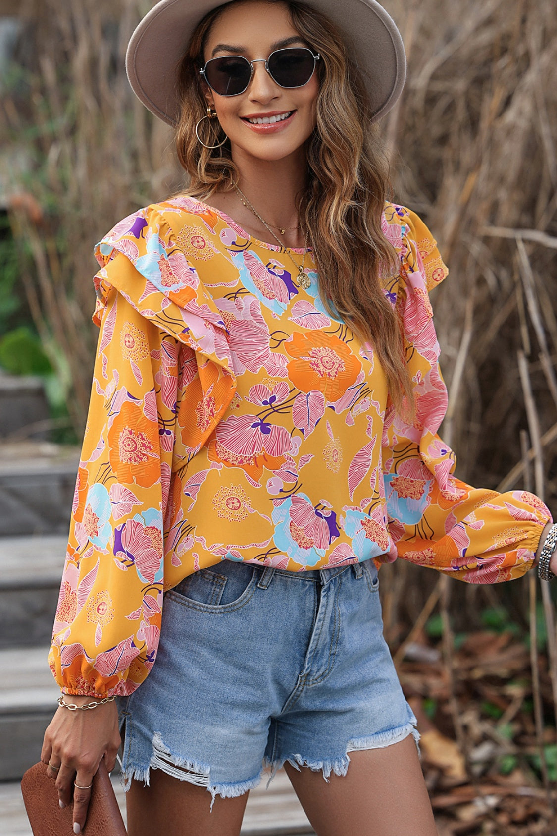 Blusa con mangas abullonadas y volantes con estampado floral