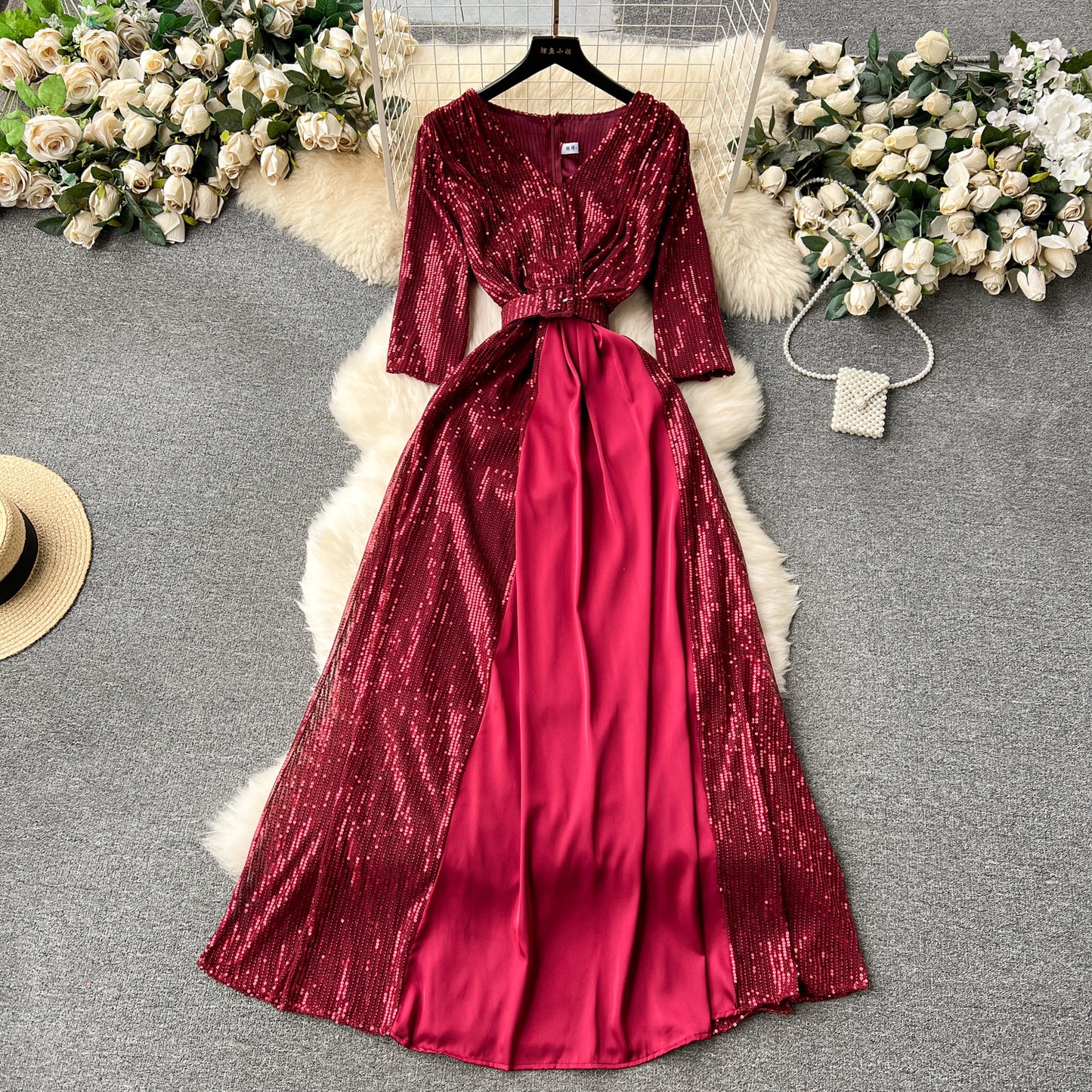 Robe longue élégante à paillettes et col en V