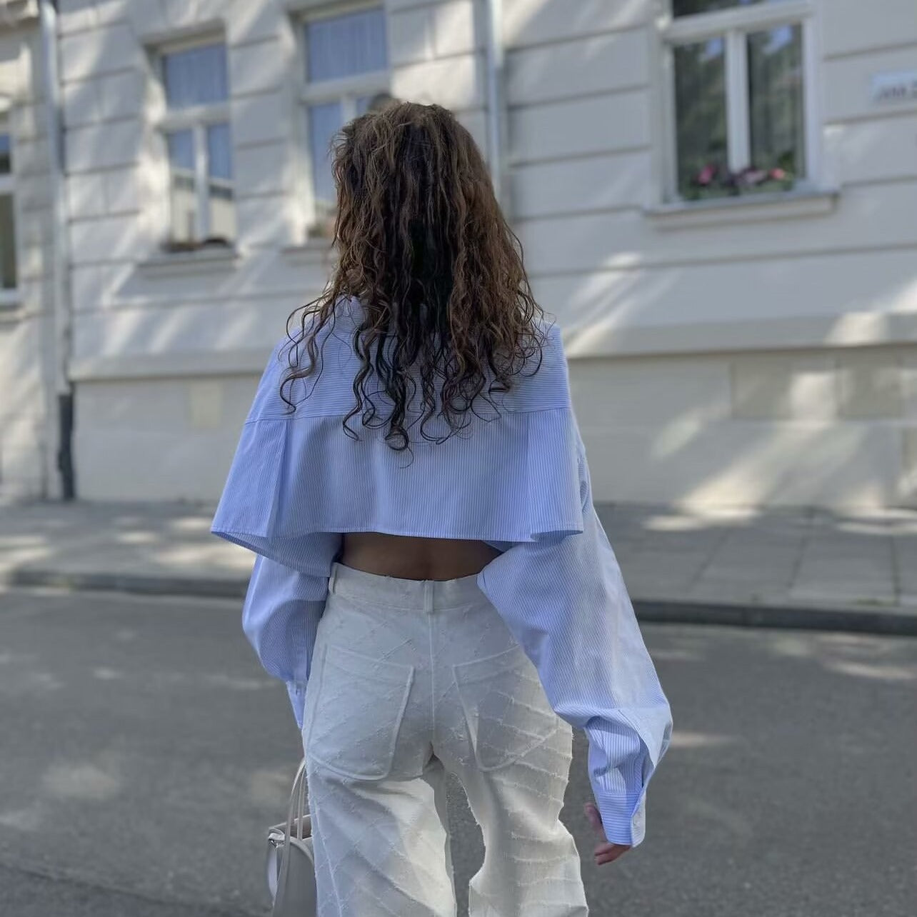 Camisa de mujer de manga larga a rayas con corte entallado y espalda descubierta