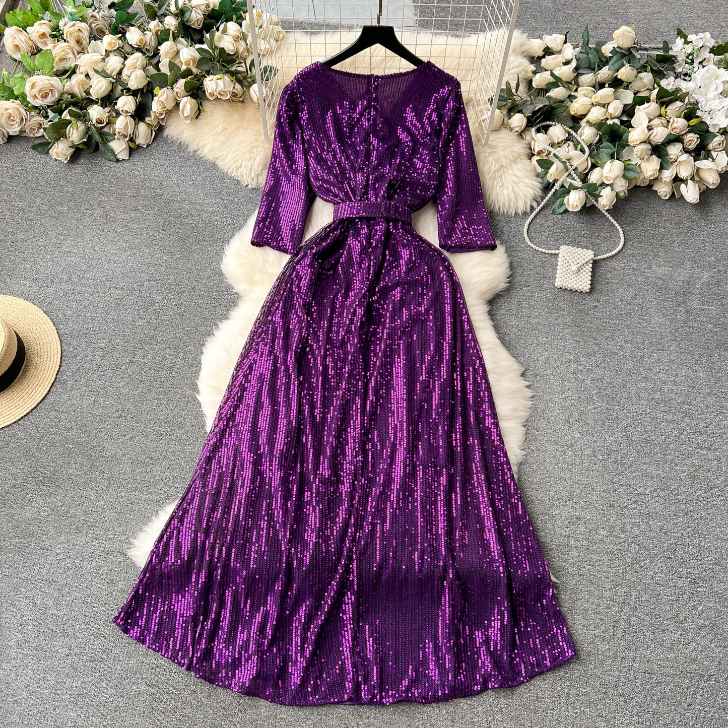 Robe longue élégante à paillettes et col en V