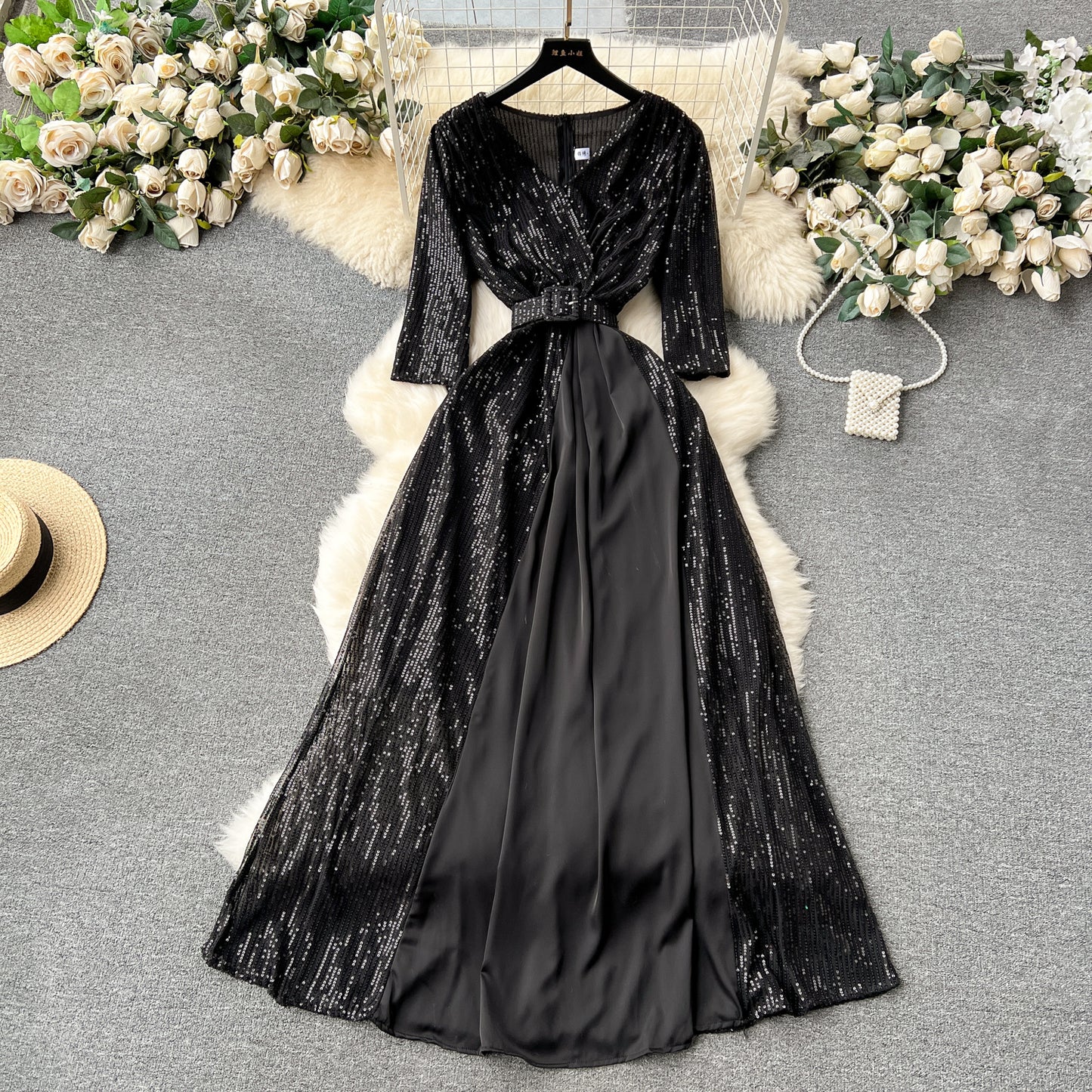 Robe longue élégante à paillettes et col en V