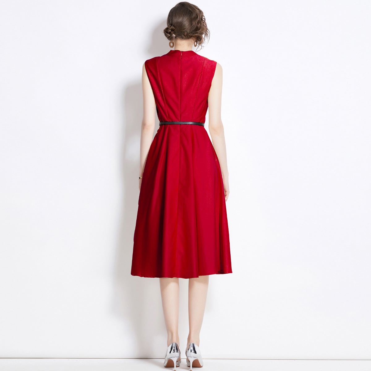 Robe sans manches rouge de style jeune femme adulte comme une femme