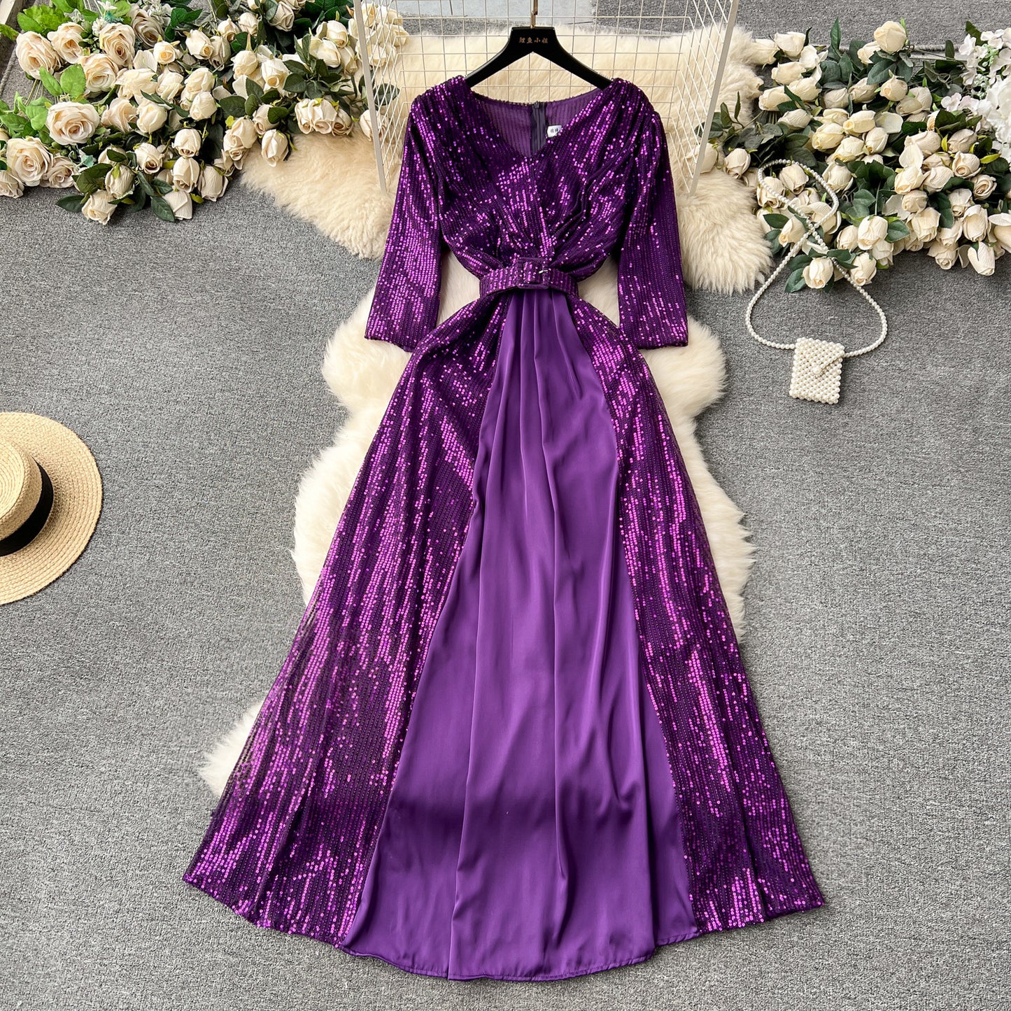 Robe longue élégante à paillettes et col en V