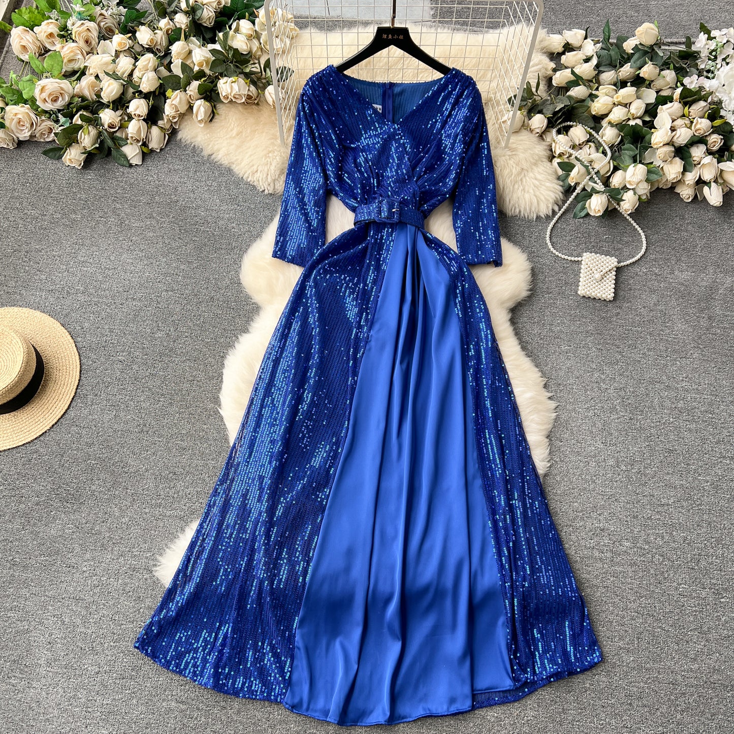 Robe longue élégante à paillettes et col en V