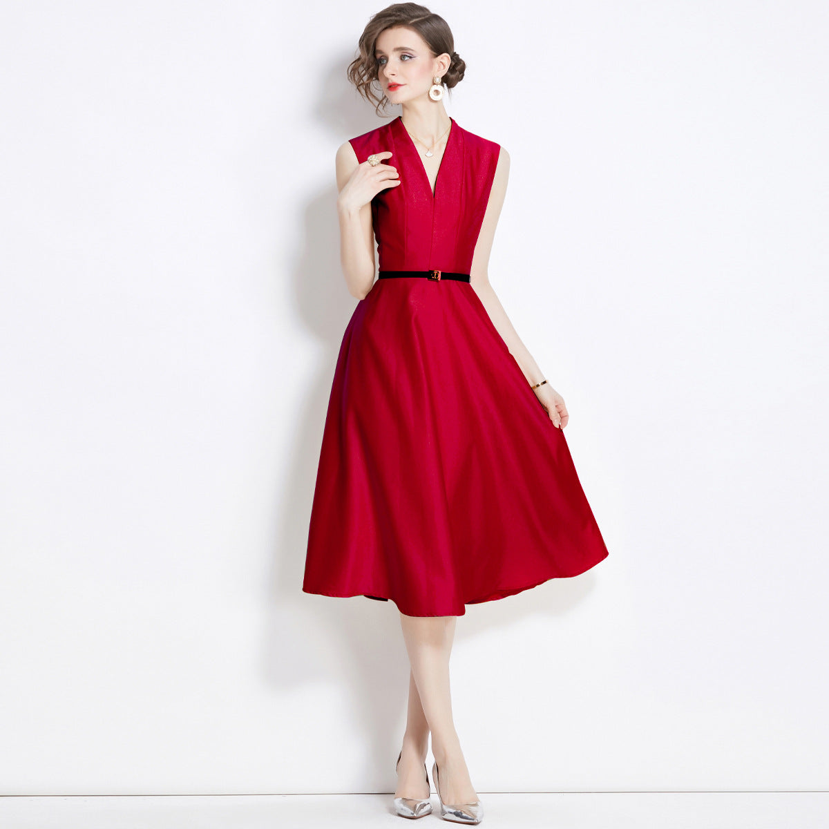 Robe sans manches rouge de style jeune femme adulte comme une femme