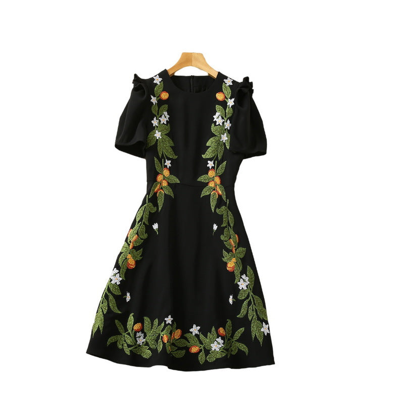 Robe moulante à la taille avec broderie florale exquise et manches bouffantes