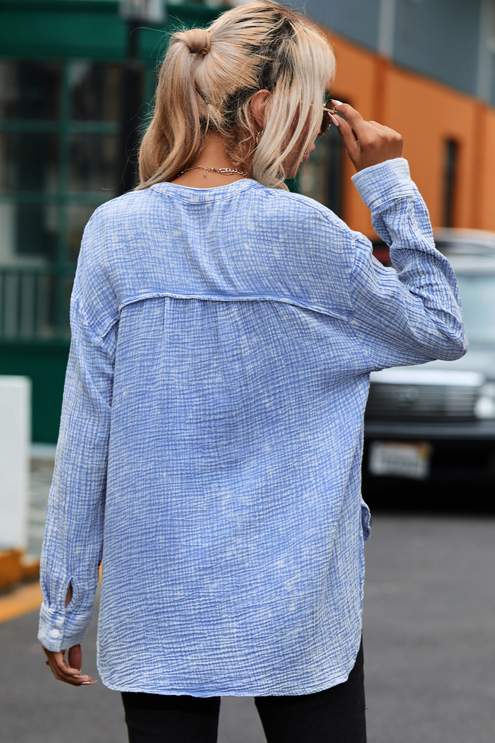 Top holgado con cuello henley y textura arrugada en azul cielo