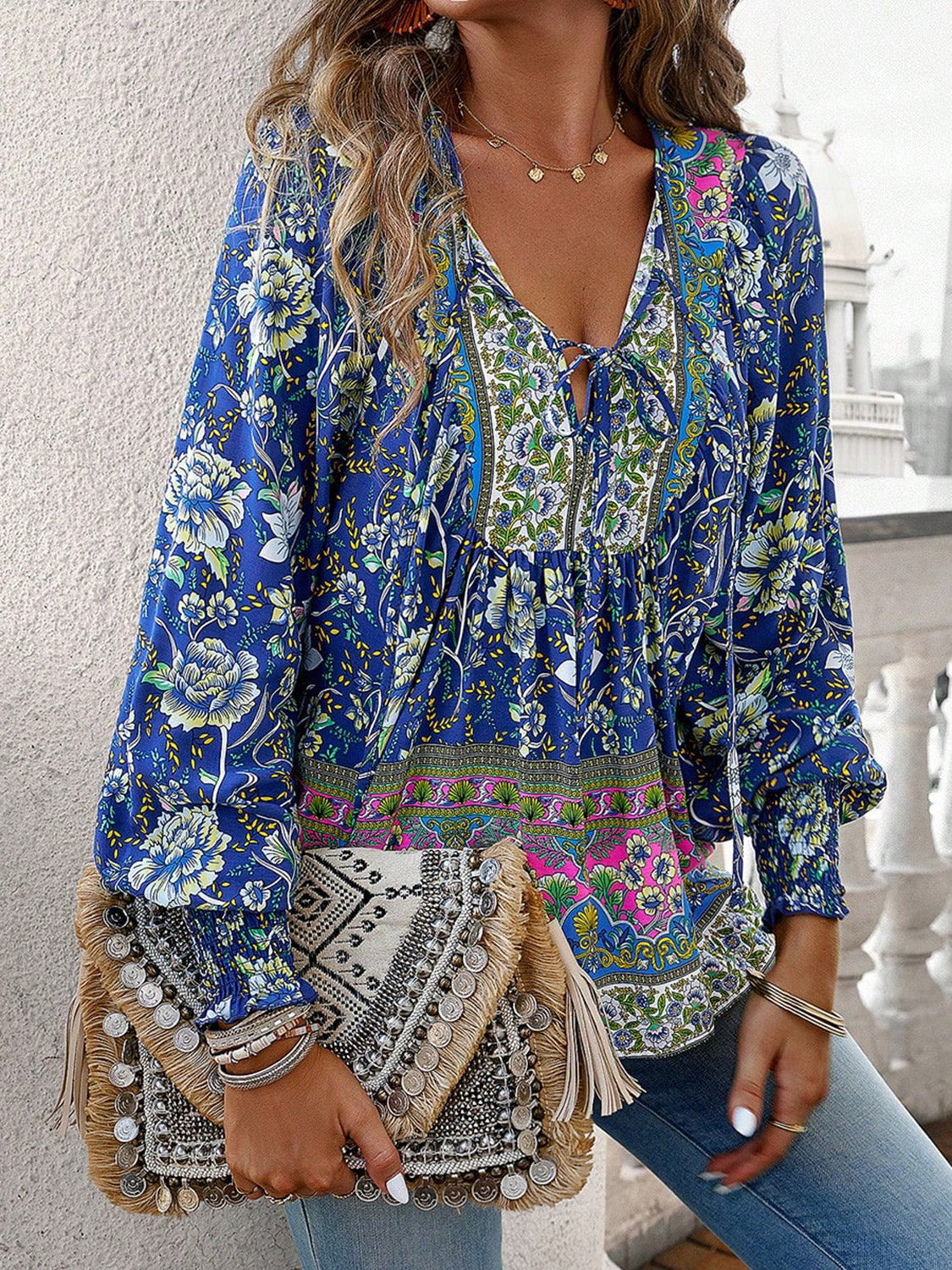 Blusa bohemia con mangas farol y cuello anudado