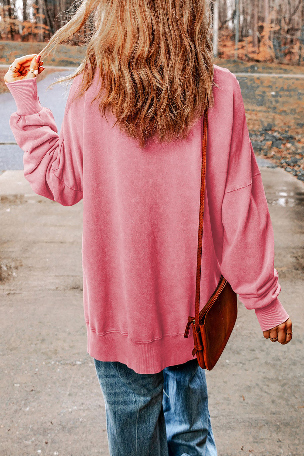 Blusa de manga larga con cuello redondo y hombros caídos