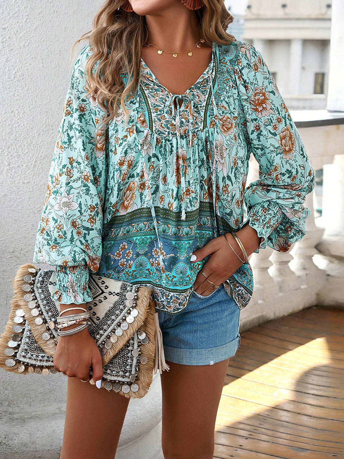 Blusa bohemia con mangas farol y cuello anudado