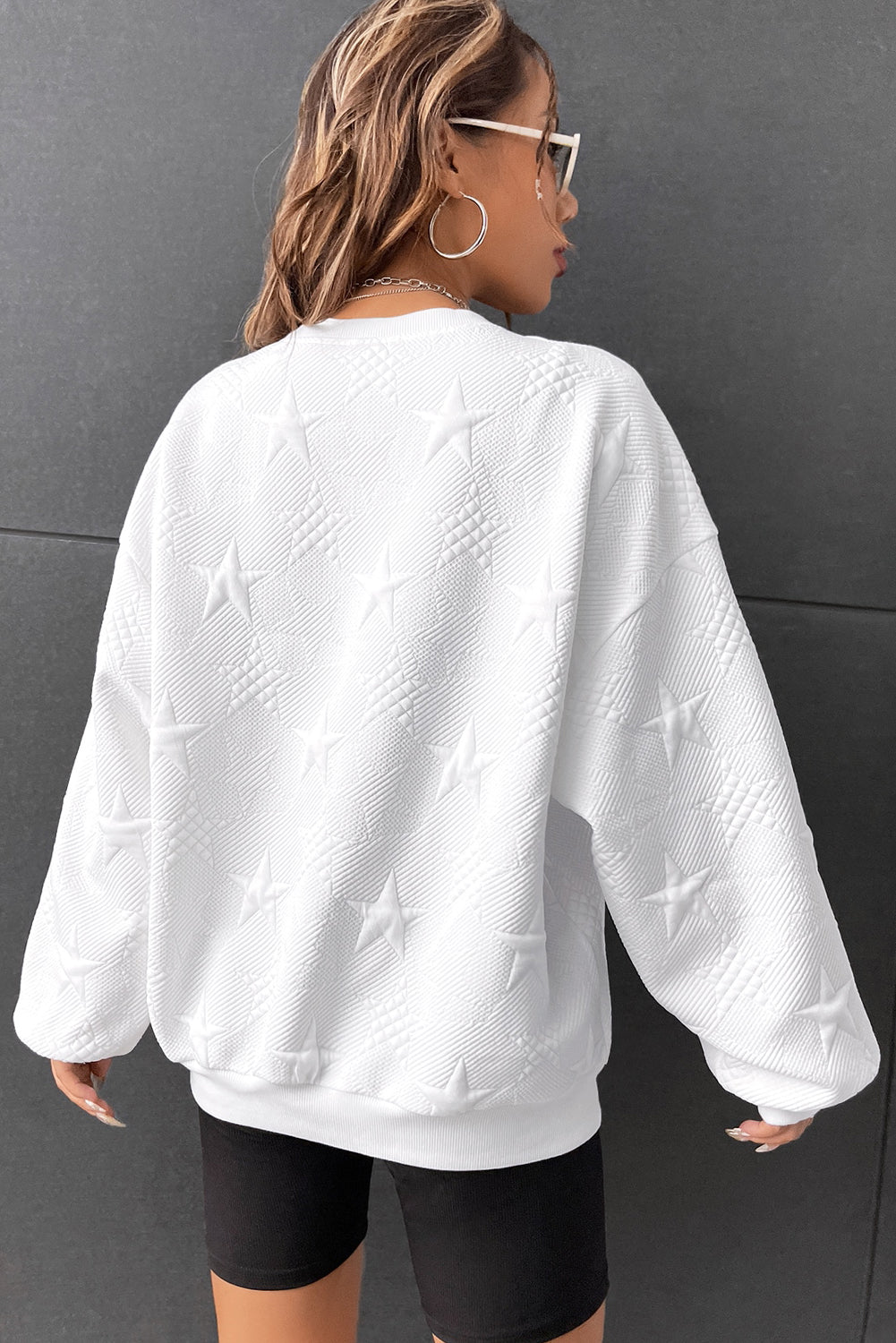 Sudadera con hombros caídos y textura en relieve de estrella blanca