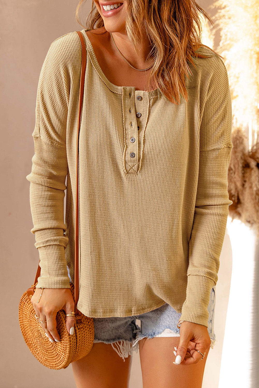 Top de manga larga con cuello henley y punto waffle