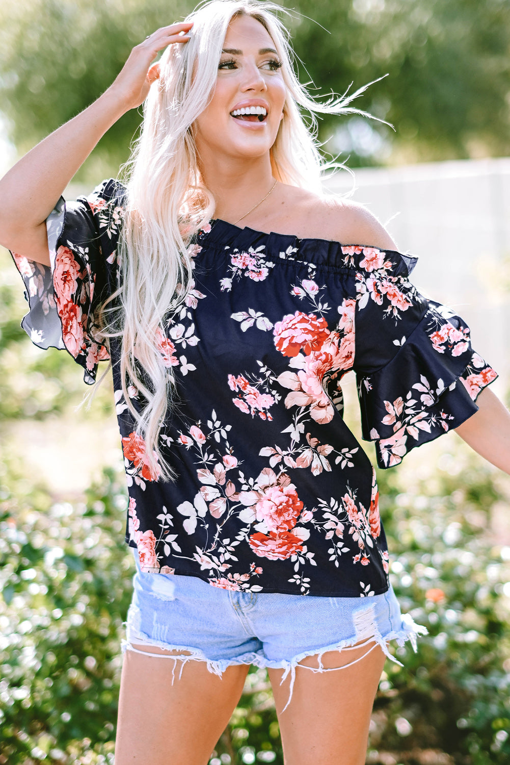 Blusa floral con volantes y hombros descubiertos y mangas con volantes azul