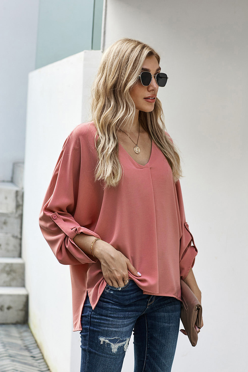 Blusa con cuello en V y manga enrollada