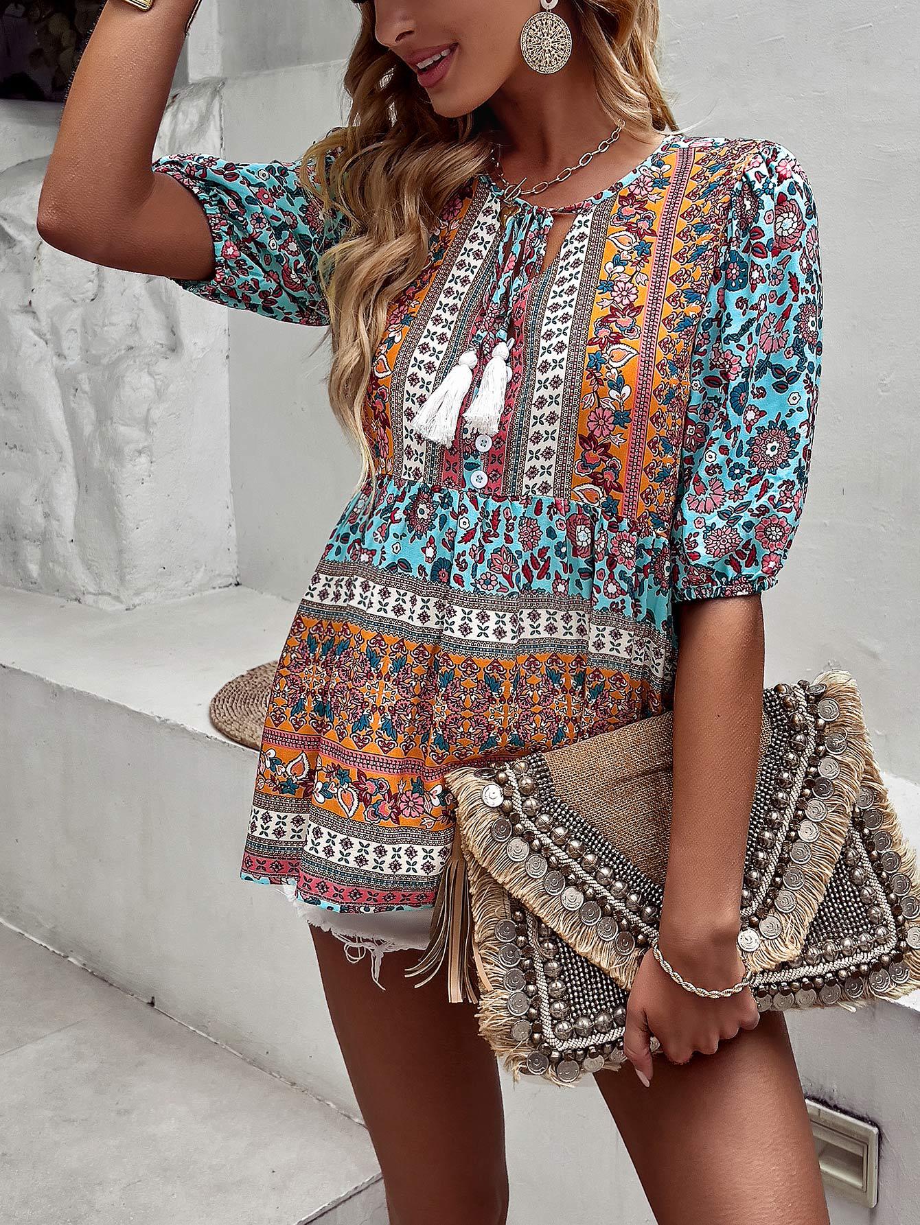 Blusa babydoll con mangas abullonadas y lazo con borlas bohemias