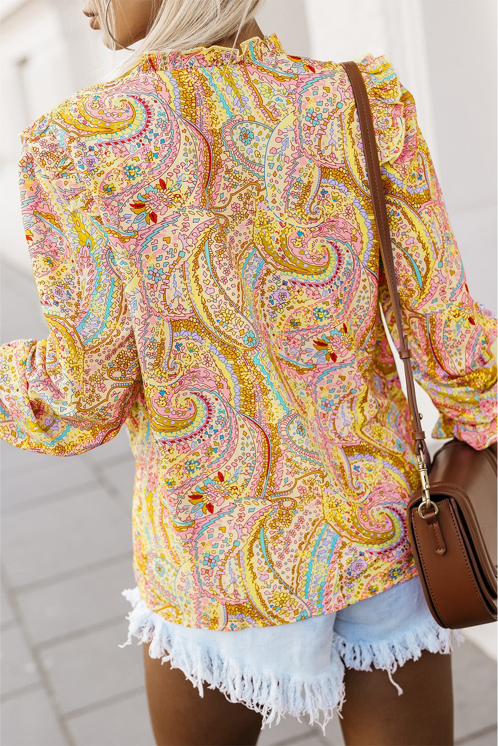 Camisa boho con ribete con volantes y estampado de paisley amarillo