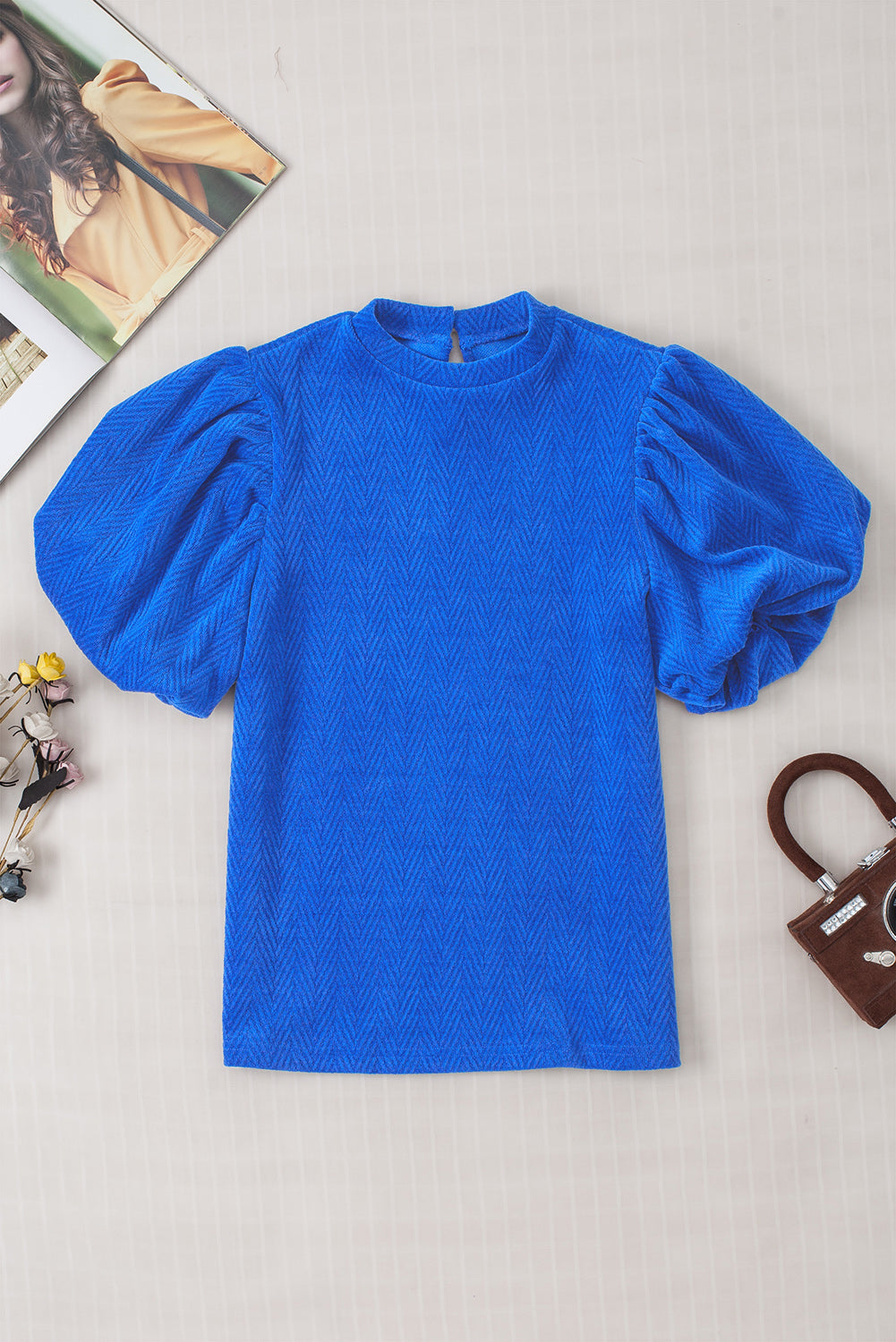 Blusa con cuello simulado y manga abullonada con textura lisa azul cielo