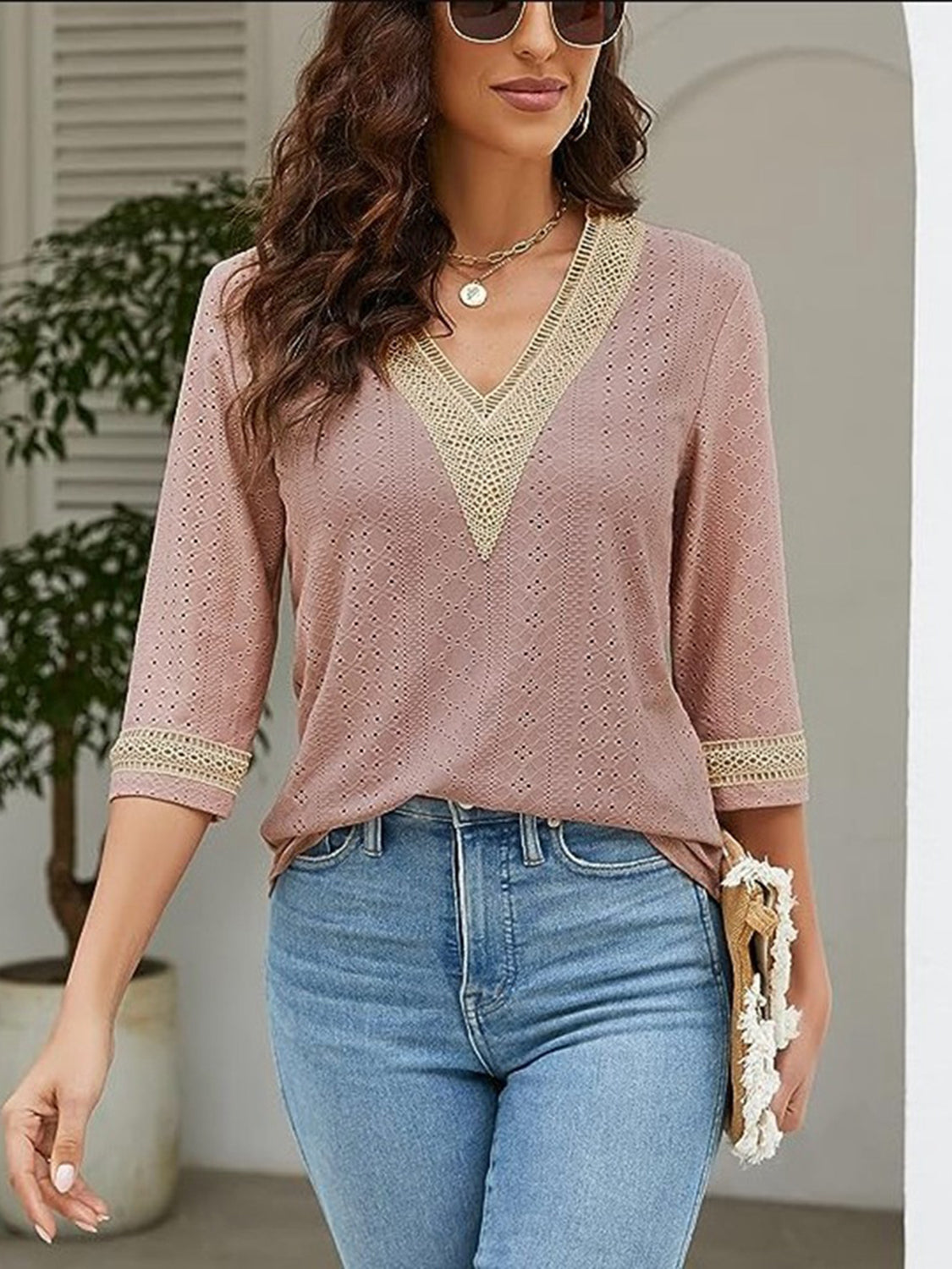 Blusa con ojales y cuello en V