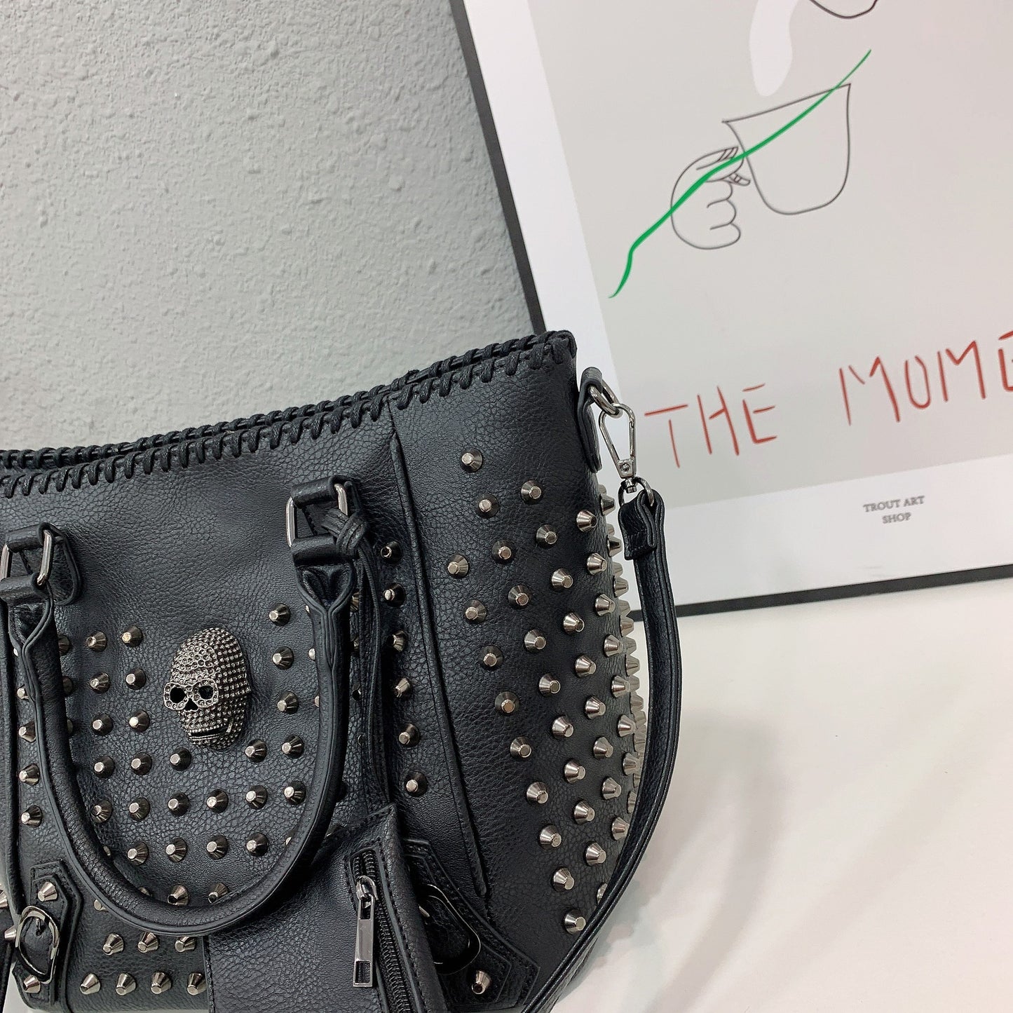 Sac à main tendance à une épaule avec rivets en diagonale et tête de mort