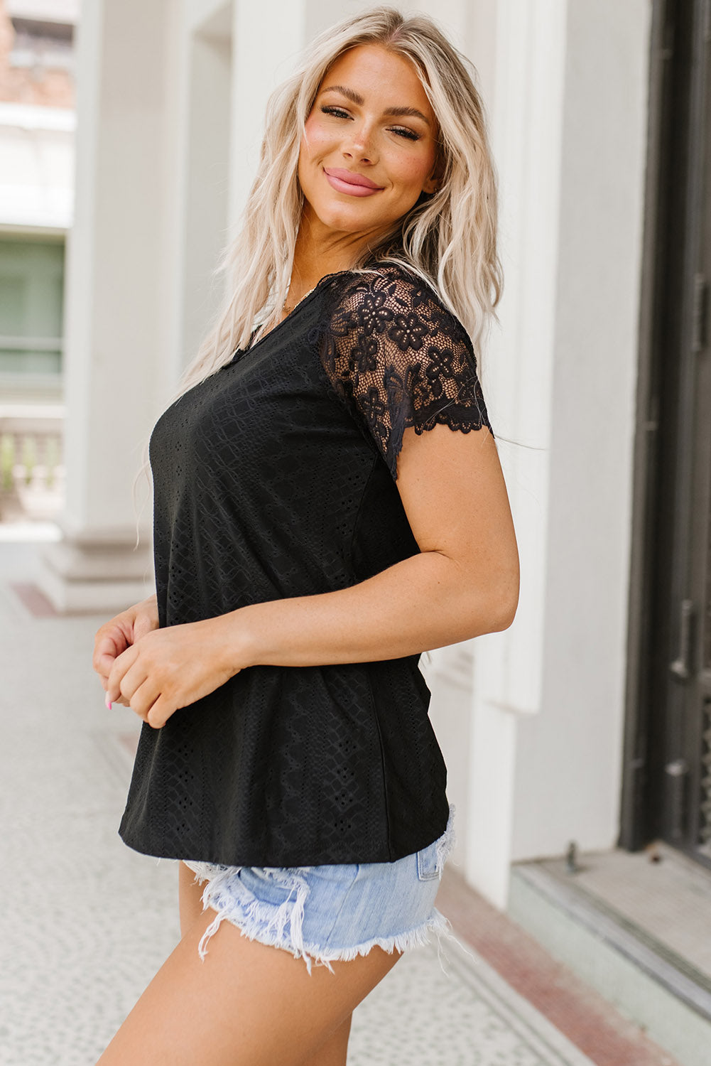 Blouse à col en V et manches courtes avec bordure en dentelle