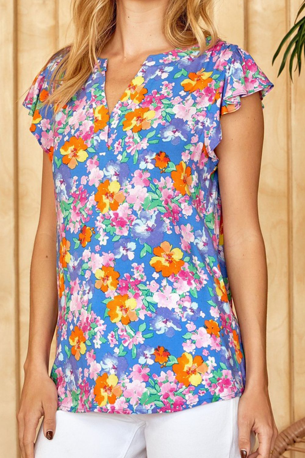 Blusa floral con cuello con muescas y mangas acampanadas