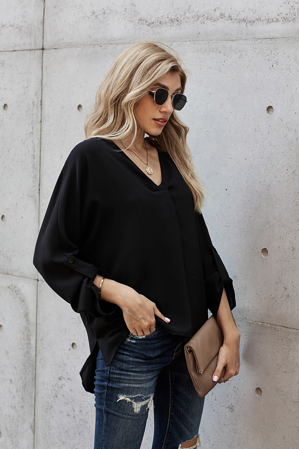 Blusa con cuello en V y manga enrollada