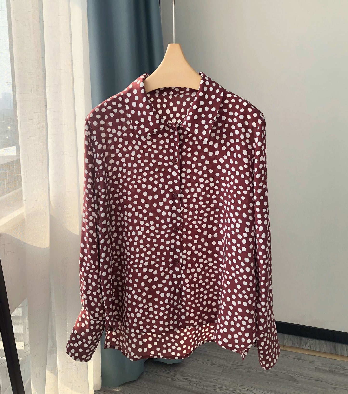 Chemise à manches longues à revers en soie marron à pois élégant vintage