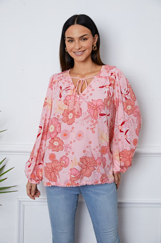 Blusa con mangas globo y lazo con borlas y fruncido floral