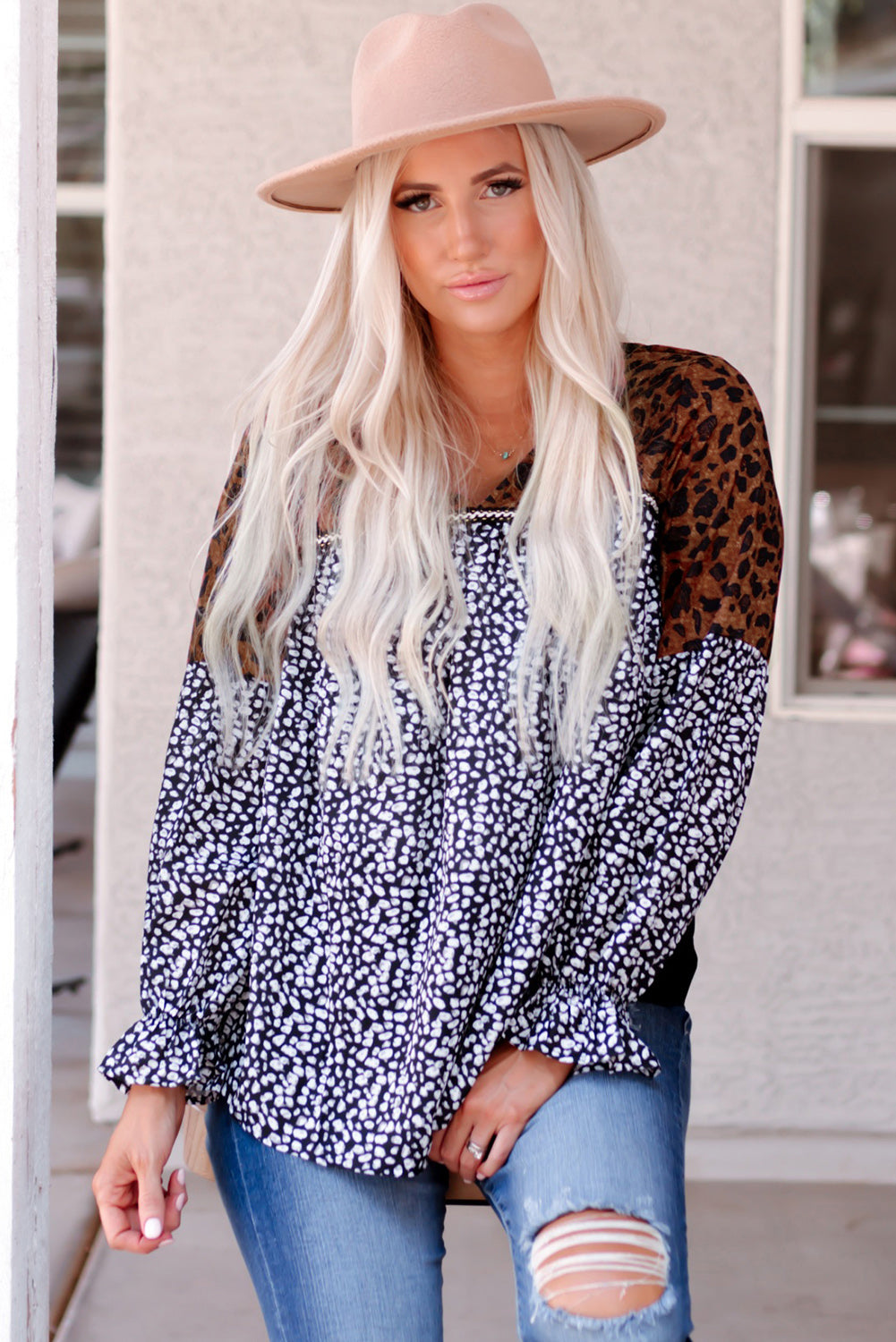 Blusa con estampado animal, bloques de color, cuello en V, mangas con volantes