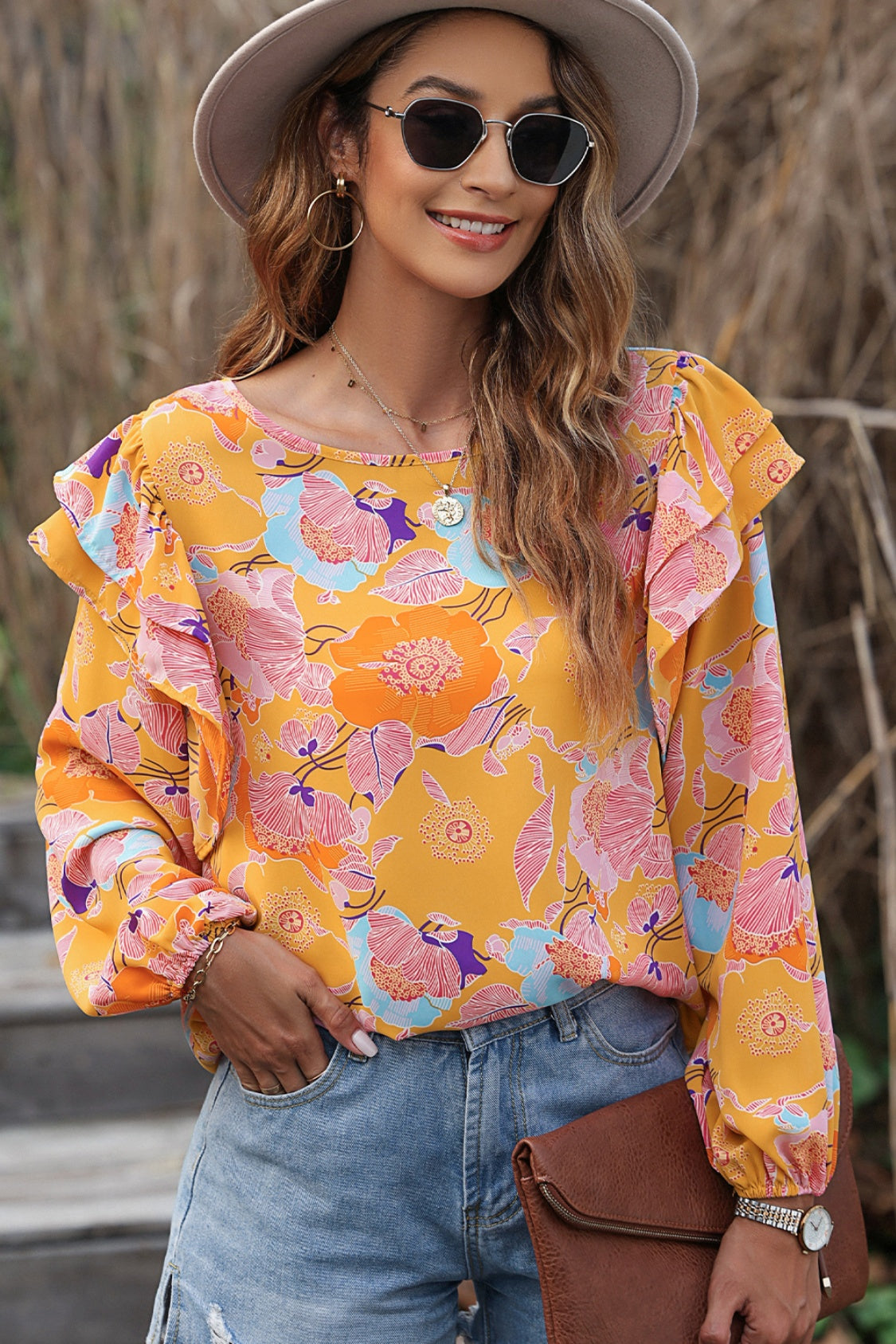 Blusa con mangas abullonadas y volantes con estampado floral