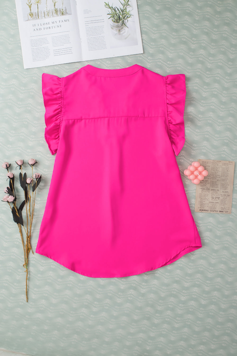 Blusa con mangas con volantes y cuello con muescas en rojo rosa