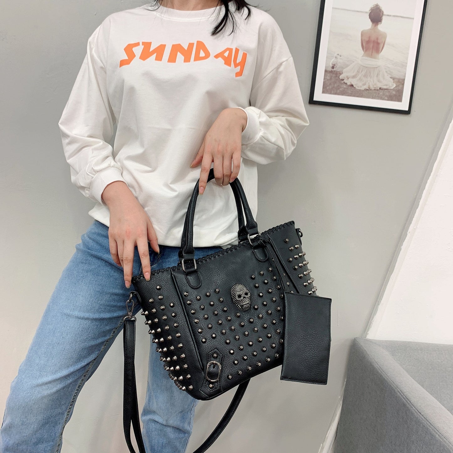 Sac à main tendance à une épaule avec rivets en diagonale et tête de mort