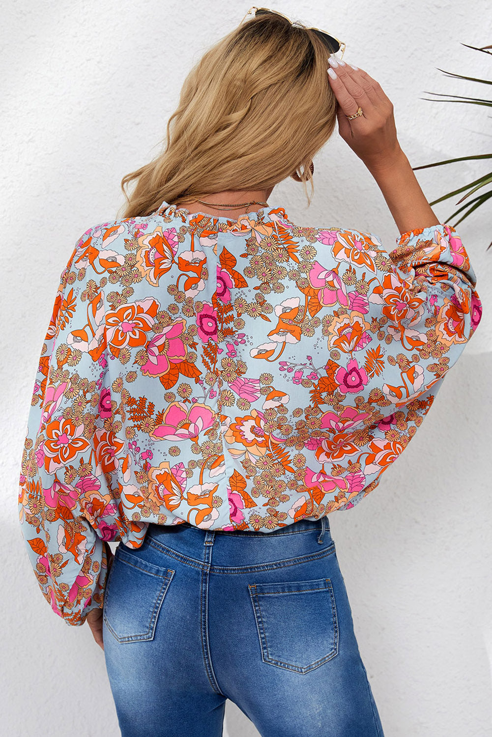 Blusa holgada con cuello en V y pliegues con estampado floral azul cielo