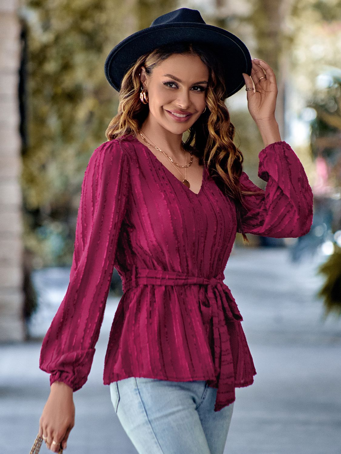 Blusa de manga larga con cuello en V y cintura anudada