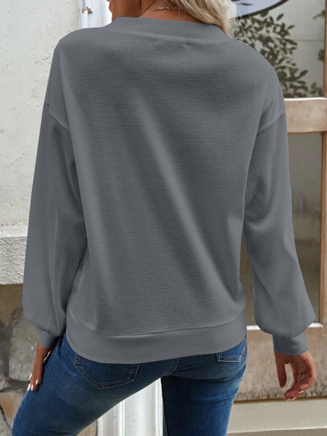 Blusa con hombros caídos y cuello en V