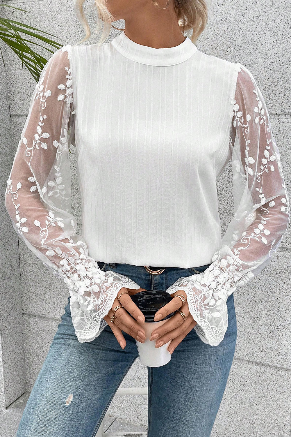 Blusa texturizada con cuello simulado y manga de encaje en contraste blanca