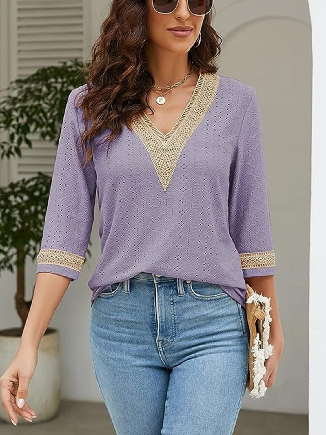 Blusa con ojales y cuello en V