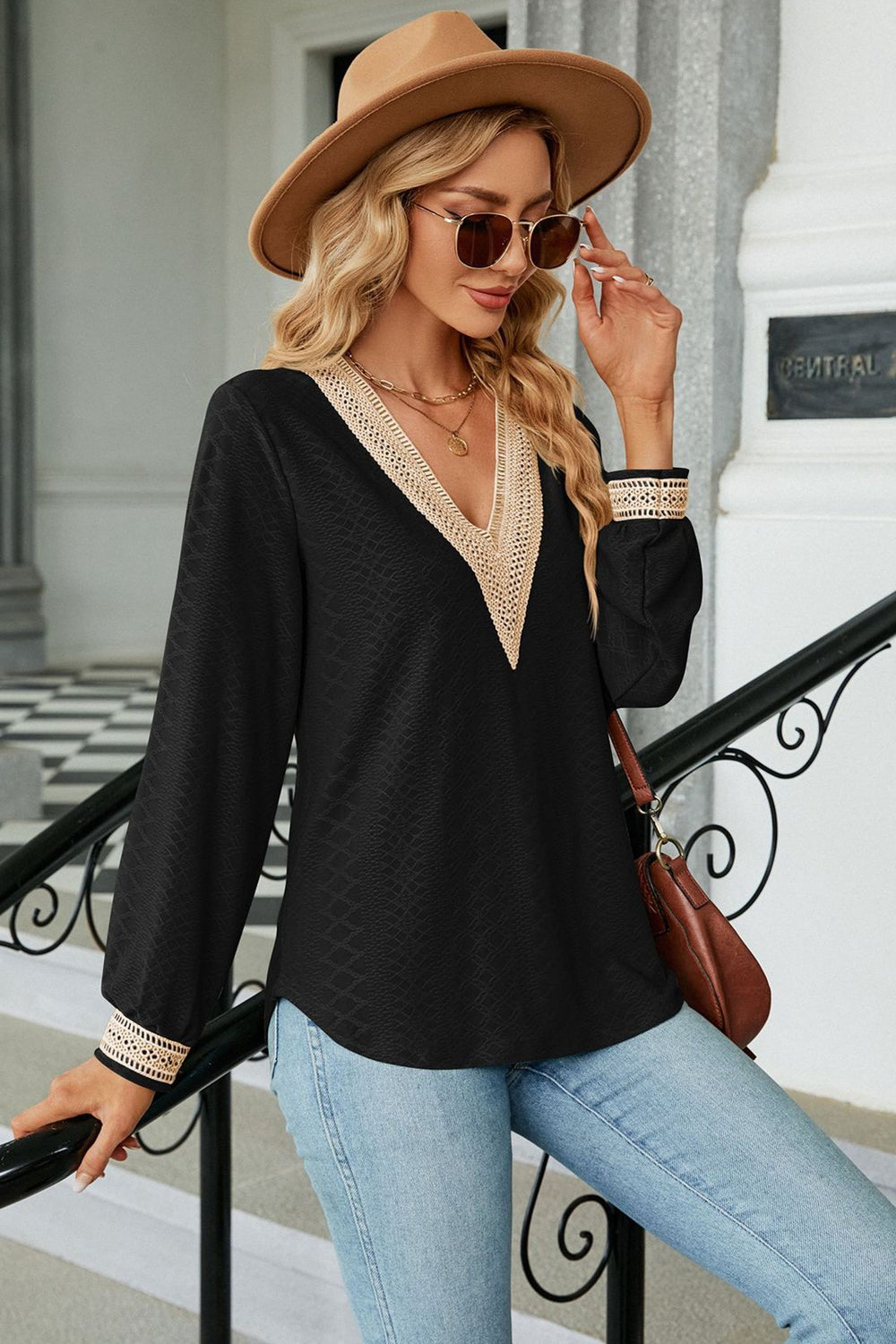 Blusa de manga larga con cuello en V