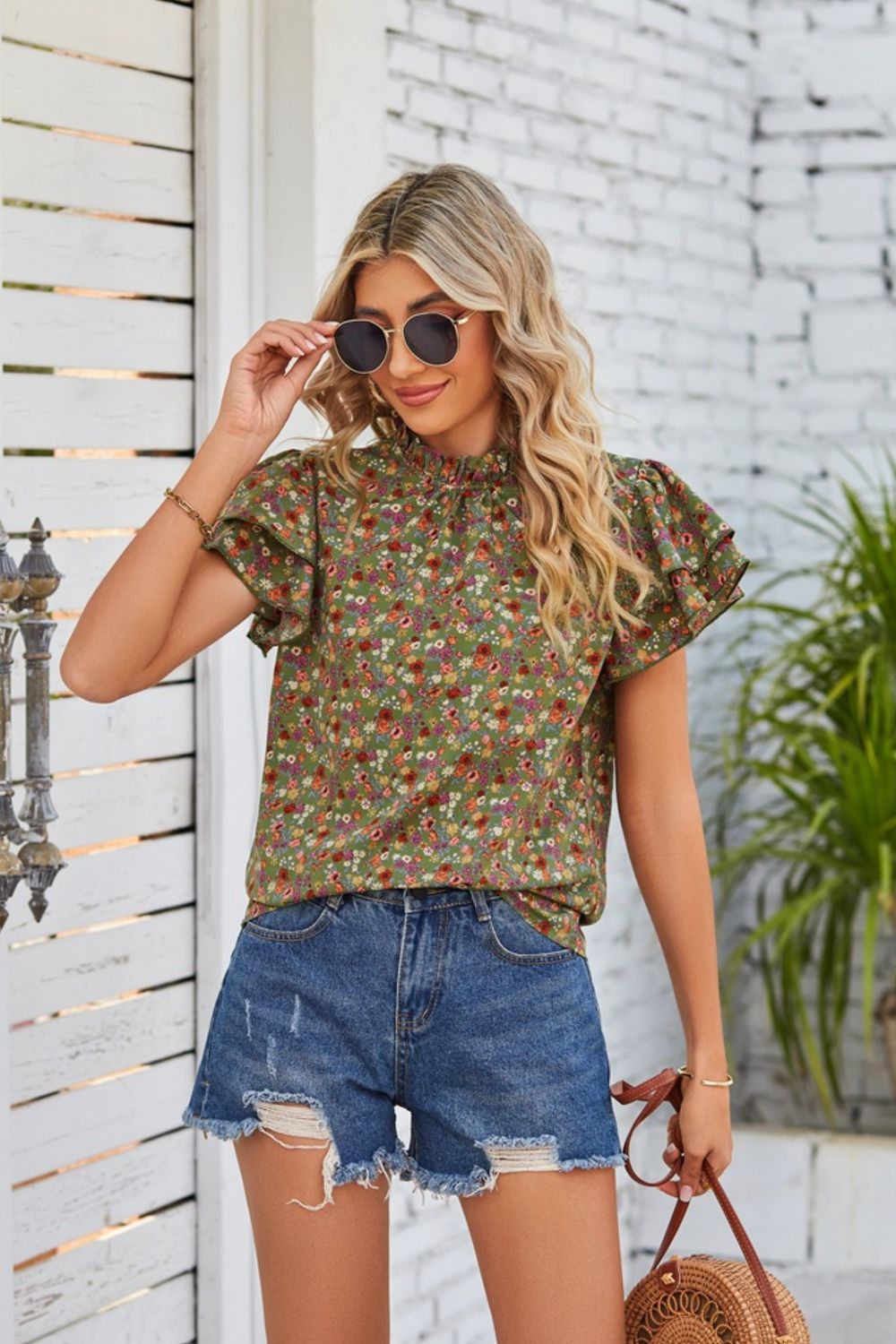 Blusa con mangas acampanadas y cuello con volantes florales