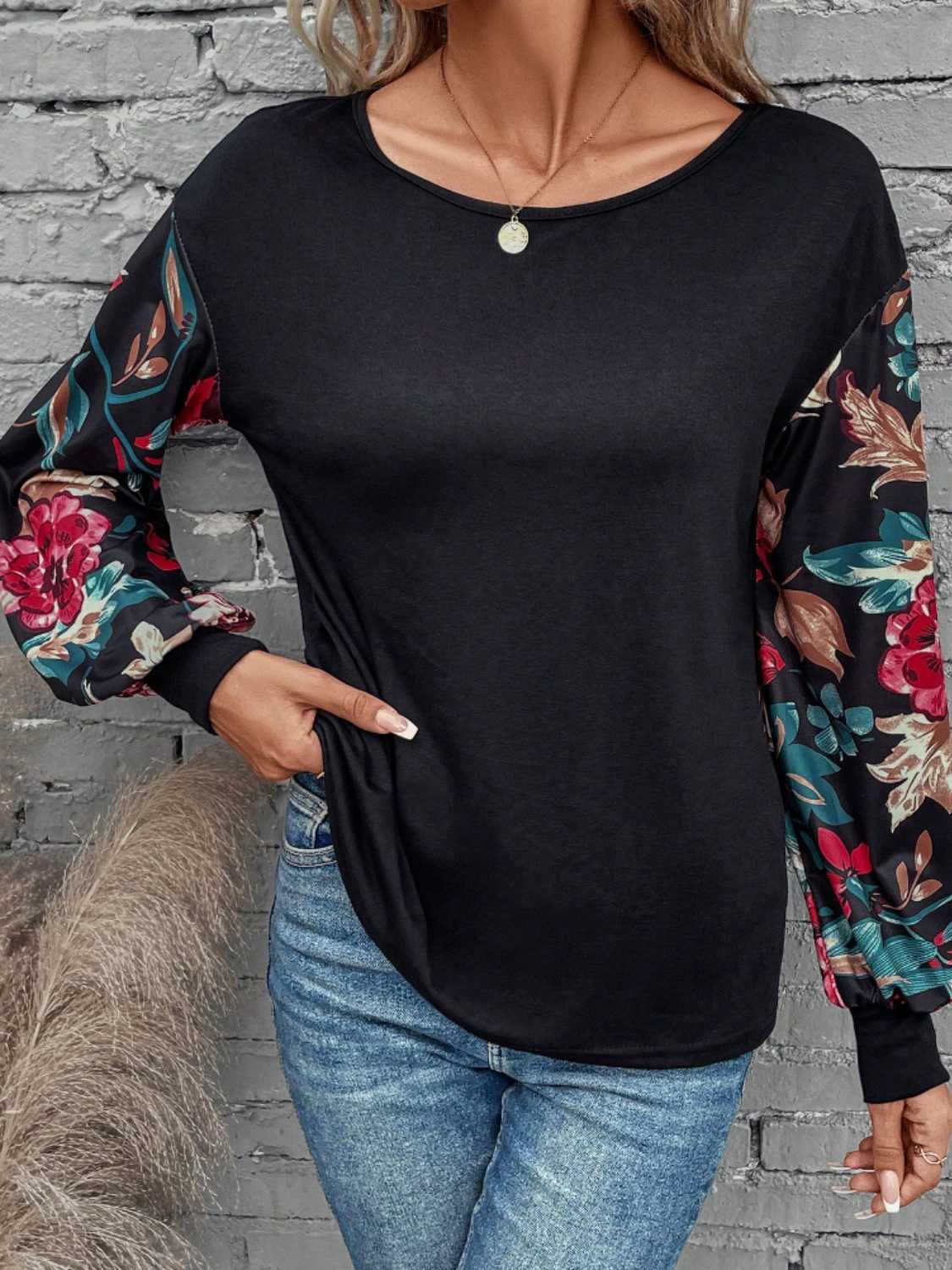 Top floral de manga larga con cuello redondo