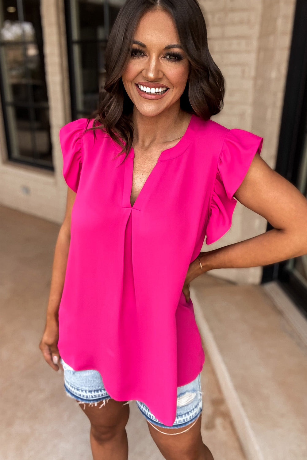 Blusa con mangas con volantes y cuello con muescas en rojo rosa